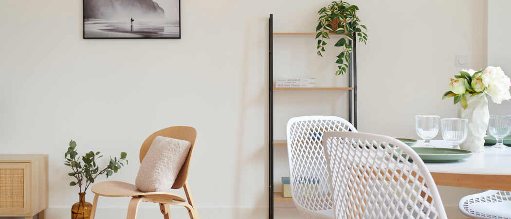 prestation de home staging reel dans sejour avec fauteuil table chaise etagere